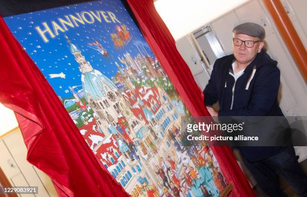 October 2020, Lower Saxony, Hanover: Klaus Lange, publisher, presents the new Hanover Advent calendar in the Historical Museum. The Advent calendar...