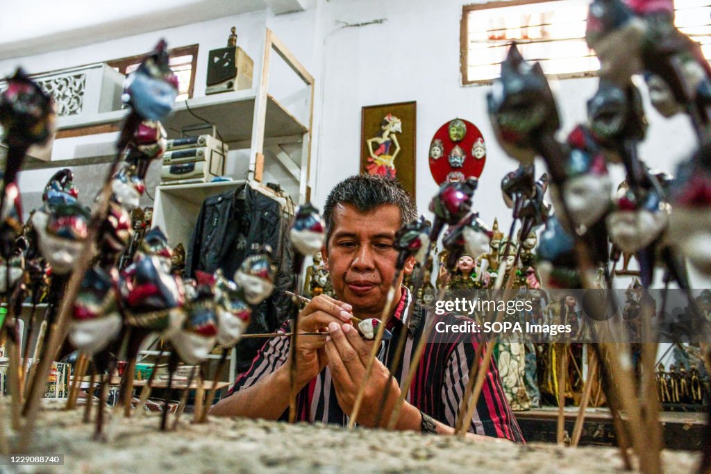 A craftsman paints a puppet in Cupumanik Gallery.
Cupumanik...