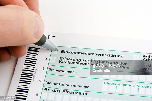 füllen sie die deutsche steuererklärung-einkommenssteuererklaerung - taxes stock-fotos und bilder