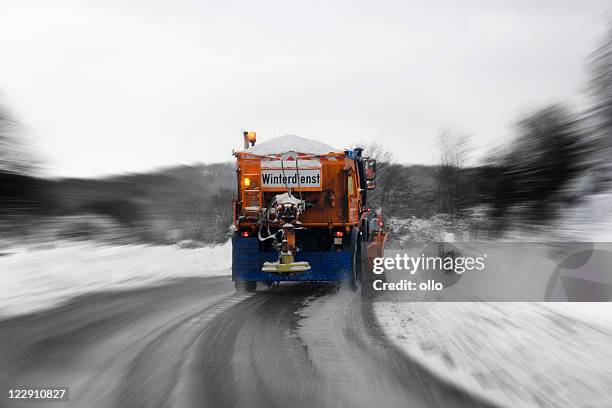serviço de inverno em ação-estrada ruim condições - removedor de neve snow mobile - fotografias e filmes do acervo