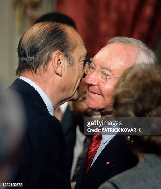 Le président Jacques Chirac salue le sénateur de Polynésie Française Gaston Flosse au Palais de l'Elysée, le 30 janvier 2006, à Paris lors d'une...