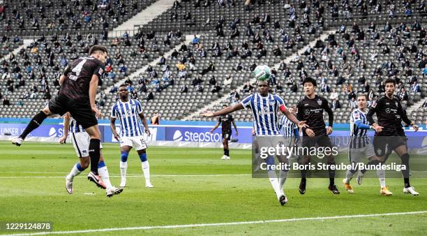 Marc-Oliver Kempf of VfB Stuttgart scores his team's first goal during the Bundesliga match between Hertha BSC and VfB Stuttgart at Olympiastadion on...