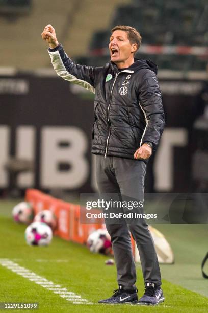 Head coach Oliver Glasner of VfL Wolfsburg gestures during the Bundesliga match between Borussia Moenchengladbach and VfL Wolfsburg at Borussia-Park...