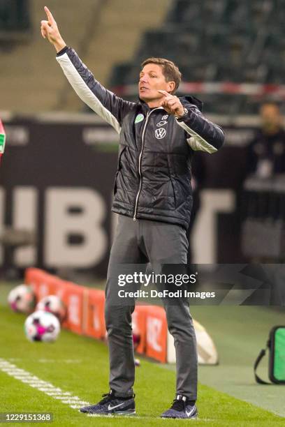 Head coach Oliver Glasner of VfL Wolfsburg gestures during the Bundesliga match between Borussia Moenchengladbach and VfL Wolfsburg at Borussia-Park...
