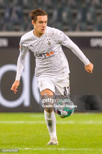 Florian Neuhaus of Borussia Moenchengladbach controls the ball during the Bundesliga match between Borussia Moenchengladbach and VfL Wolfsburg at...