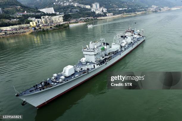 This photo taken on October 18, 2020 shows the Zhuhai, the last of Chinas Type 051 guided-missile destroyers, passing through Fengjie county,...