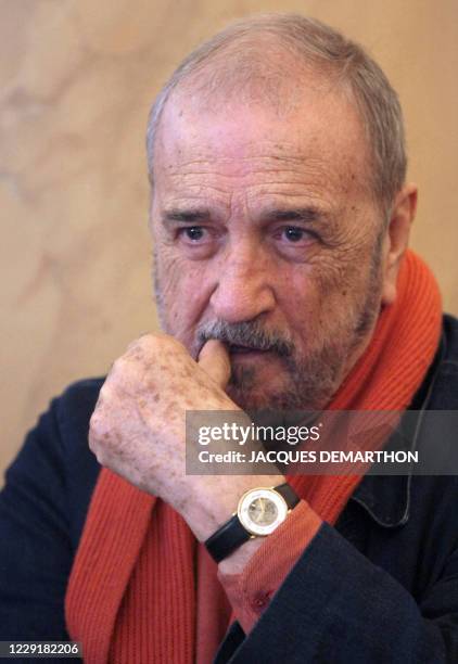 Le cinéaste Jean-Claude Carrière participe le 30 mars 2009 au théâtre de l'Odéon à Paris, à une rencontre avec la presse avec d'autres artistes pour...