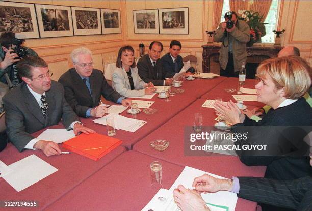 Le Premier secrétaire du Parti socialiste , Lionel Jospin , s'entretient avec le chef de file des Verts, Mme Dominique Voynet , autour d'une table,...