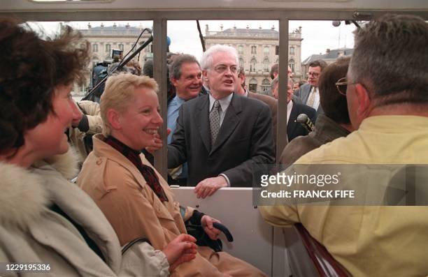 Le Premier secrétaire du Parti Socialiste, Lionel Jospin s'entretient avec des touristes installés dans une petit train sur la place Stanislas, le 12...
