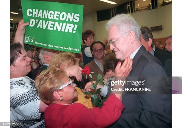 Le premier secrétaire du Parti Socialiste, Lionel Jospin , est accueilli par des militants socialistes, le 12 mai au Palais des sports de Metz, avant...