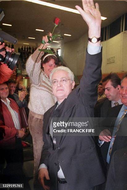 Le premier secrétaire du Parti Socialiste, Lionel Jospin , salue les militants, le 12 mai au palais des sports de Metz, avant le debut de son...