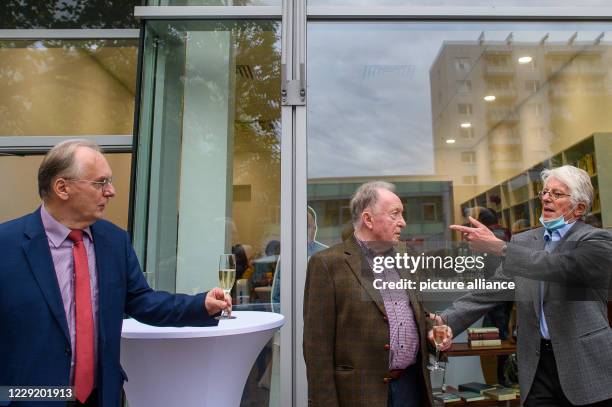 October 2020, Saxony-Anhalt, Magdeburg: Reiner Haseloff , Prime Minister of Saxony-Anhalt, Peter Sodann and Bernd Pawlowski, First Chairman of the...