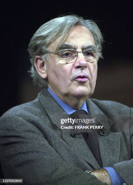 Le journaliste Bernard Pivot anime, le 17 novembre 2001 à Nantes, les demi-finales 2001 des Dicos d'Or. AFP PHOTO FRANK PERRY