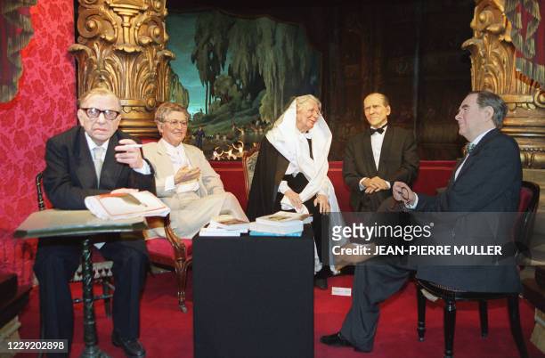 Les personnages de cire de Jean-Paul Sartre, Françoise Dolto, Marguerite Yourcenar, Jean d'Ormesson et Bernard Pivot sont exposés, le 20 juin 2000 au...