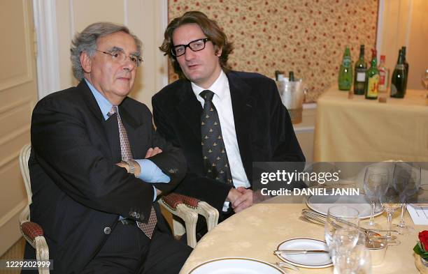 L'écrivain Frédéric Beigbeder discute avec le journaliste Bernard Pivot, le 16 novembre 2004 au restaurant Lasserre à Paris, lors de l'attribution du...