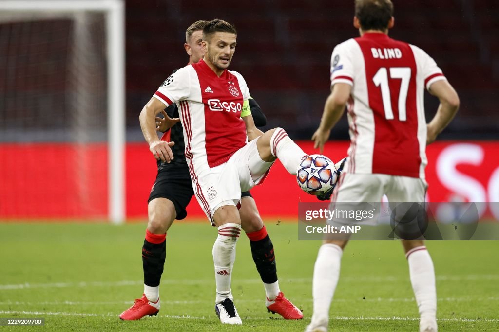 AMSTERDAM Jordan Henderson of Liverpool FC, Dusan Tadic of Ajax,... Nachrichtenfoto Getty Images AMSTERDAM Jordan Henderson of Liverpool FC, Dusan Tadic of Ajax,... Nachrichtenfoto Getty Images