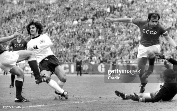 L'avant-centre de RFA Gerd Müller vient d'ouvrir la marque contre le gardien soviétique , lors du match de Coupe d'Europe de Football qu'ils...
