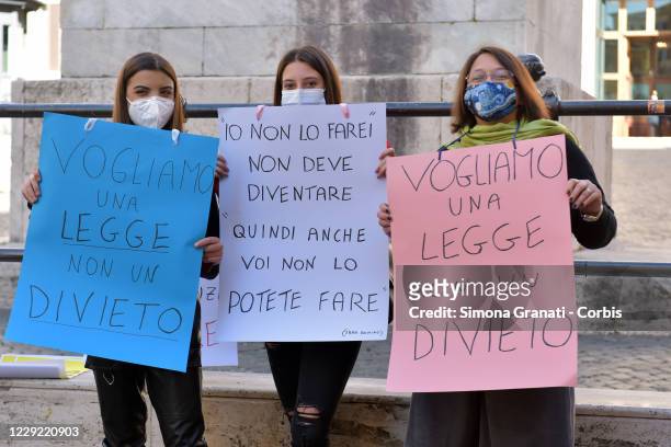 Women with the association Luca Coscioni demonstrate in front of the Chamber of Deputies to ask for a law for the "pregnancy for other supportive"...
