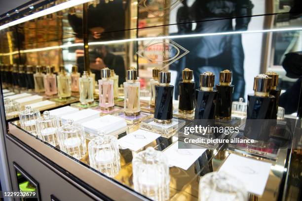 October 2020, Hamburg: Perfumes from Atelier Versace, recorded in a Douglas store on Jungfernstieg. Photo: Daniel Reinhardt/dpa