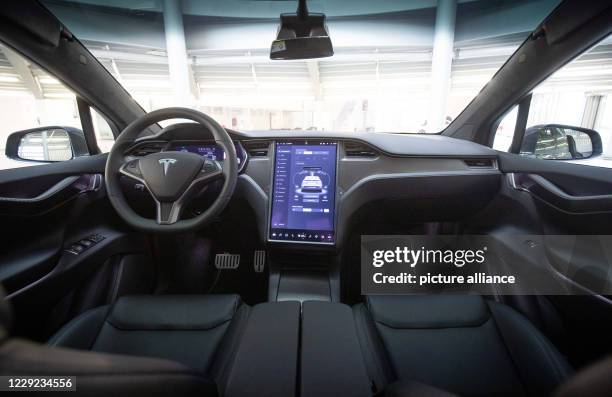 October 2020, Hamburg: View into the interior with steering wheel and display of a Tesla Model X in the new Tesla Service Center. Photo: Christian...