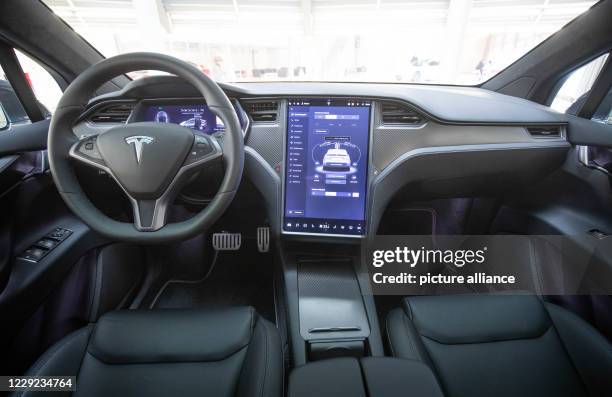 October 2020, Hamburg: View into the interior with steering wheel and display of a Tesla Model X in the new Tesla Service Center. Photo: Christian...