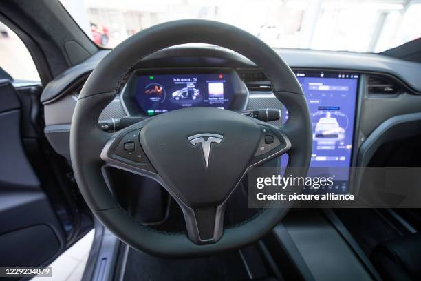 October 2020, Hamburg: View into the interior with steering wheel and display of a Tesla Model X in the new Tesla Service Center. Photo: Christian...