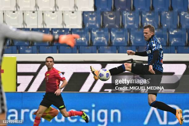 Atalanta's Slovenian midfielder Josip Ilicic controls the ball during the Italian Serie A football match between Atalanta and Sampdoria at the Atleti...