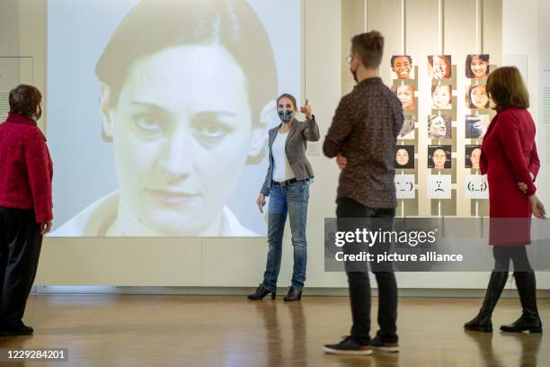 October 2020, Bavaria, Nuremberg: Luna Mittig explains details of facial expressions and gestures on a video installation in the Museum of...