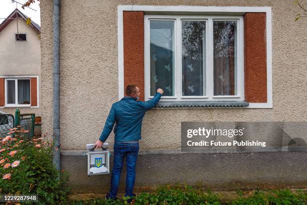 Knock Window 291 Knock On Window Stock Photos, High-Res Pictures, and Images - Getty ...