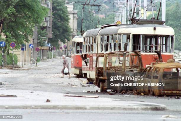 Picture taken on June 25, 1992 at Sarajevo showing an elderly resident taking advantage of the break in firing by going out sor supplies. This...