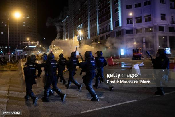 Police Riot Ran 4,443 Riot Police Running Stock Photos, High-Res Pictures, and Images ...