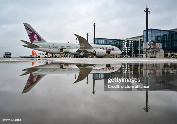 November 2020, Brandenburg, Schönefeld: A Boeing 787 of Qatar Airways is standing at a gate at Terminal 1 of the capital airport Berlin Brandenburg...