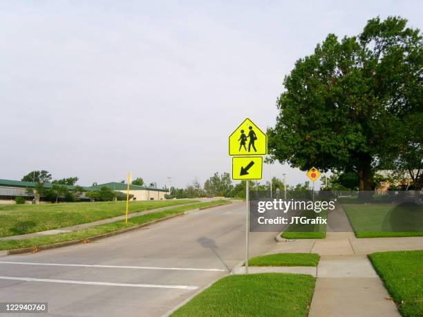 crianças e travessia de pedestres - placa de travessia de crianças - fotografias e filmes do acervo