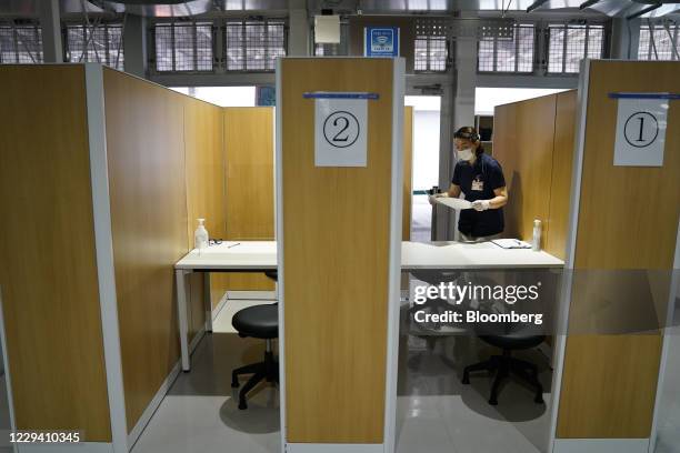 Cubicle Mask Photos and Premium High Res Pictures - Getty Images