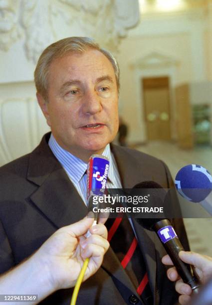 Le maire de Toulon Jean-Marie le Chevalier répond aux journalistes le 03 novembre 2000, au tribunal lors du procès de l'affaire des Jeunesses...