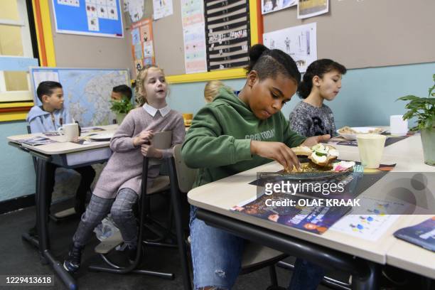 Primary school pupils have breakfast in their classroom, in Hilversum on November 02 as part of the National School Breakfast day. / Netherlands OUT
