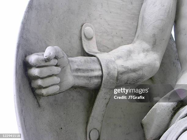 krieger starken arm und shield-statue – detail - warrior statue stock-fotos und bilder