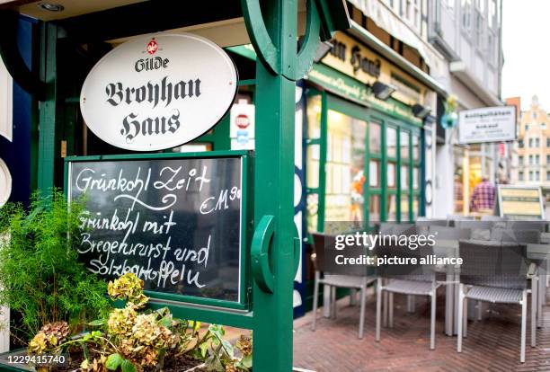 November 2020, Lower Saxony, Hanover: A sign with the inscription "Grünkohl Zeit" hangs in front of the closed restaurant "Broyhan Haus" in the old...