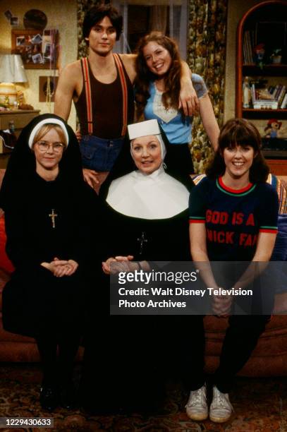 Scott Colomby, Robbie Lee, Amy Johnston, Allyn Ann McLerie, Pam Dawber promotional photo for the ABC tv series pilot for 'Sister Terri'.