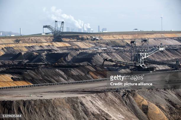 November 2020, North Rhine-Westphalia, Jüchen: Mining machines work in the Garzweiler opencast mine. Despite the decision to phase out coal mining,...