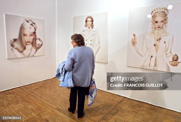 Une visiteuse observe, le 16 novembre 2000 au Carrousel du Louvre, "Marie Antoinette", une oeuvre d'Erwin Olaf, exposée dans le cadre de "Paris Photo...