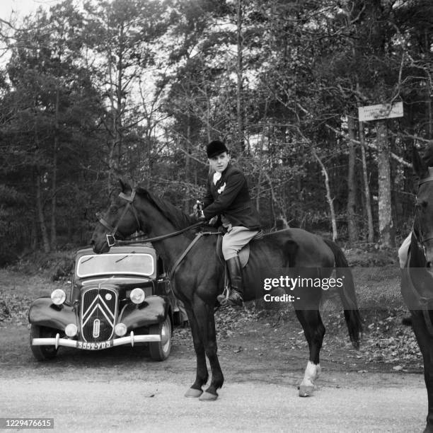 Hunters gather for a mounted stag-hunting, in October 1949 in the Rambouillet forest.