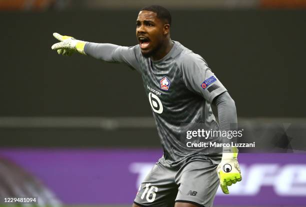 Mike Maignan of LOSC Lille shouts to his team-mates during the UEFA Europa League Group H stage match between AC Milan and LOSC Lille at San Siro...
