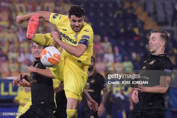Villarreal's Spanish midfielder Vicente Iborra challenges Maccabi Tel Aviv's Spanish defender Luis Hernandez and Maccabi Tel Aviv's Israeli...