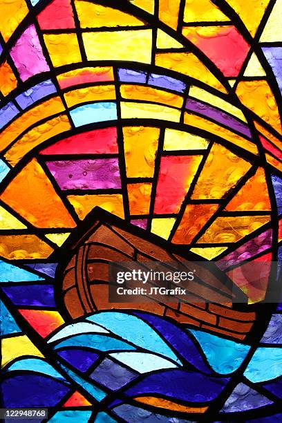 mehrfarbiges buntglasfenster – noah "s ark mit regenbogen - buntglas stock-fotos und bilder