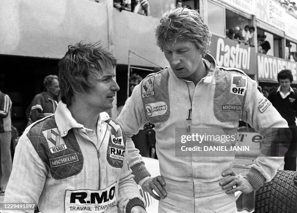 Les coureurs automobiles français Jean-Pierre Jabouille et René Arnoux posent avant le Grand Prix de France de Formule 1, le 01 juillet 1979 à Dijon....