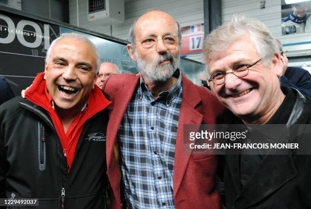 Le quadruple vainqueur des 24 Heures du Mans Henri Pescarolo pose avec Jacques Nicolet , propriétaire de l'écurie d'endurance OAK Racing, et Joël...