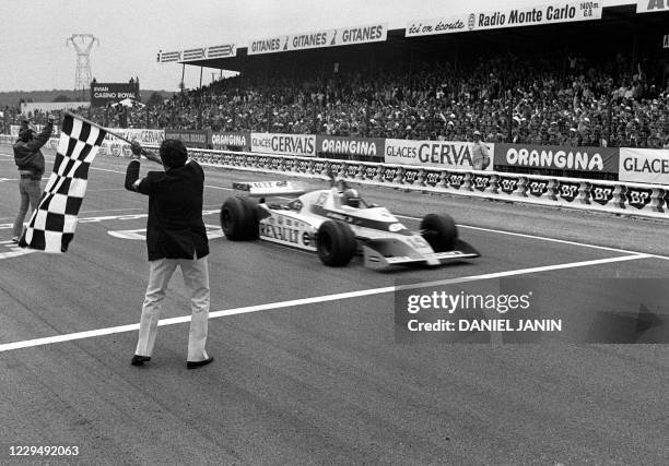 Photo prise le 01 juillet 1979 à Dijon du pilote français Jean-Pierre Jabouille passant en premier la ligne d'arrivée du Grand Prix de France de...