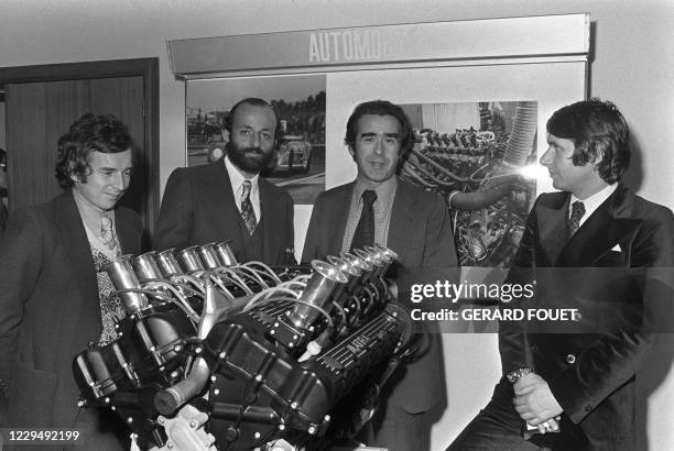 Le directeur général de Matra, Jean-Luc Lagardère discute le 10 décembre 1974, à Velizy, avec les coureurs automobile Jean-Pierre Beltoise, Henri...