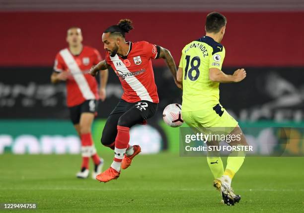 Southampton's English striker Theo Walcott vies for the ball against Newcastle United's Argentinian defender Federico Fernandez during the English...